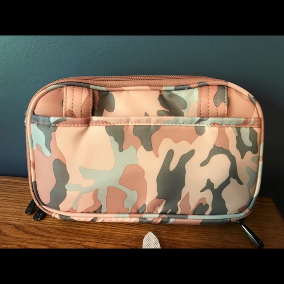 Lug Brand NWT Roundabout 2 in Camo Rose. Includes strap but not wristlet. - Picture 3 of 11
